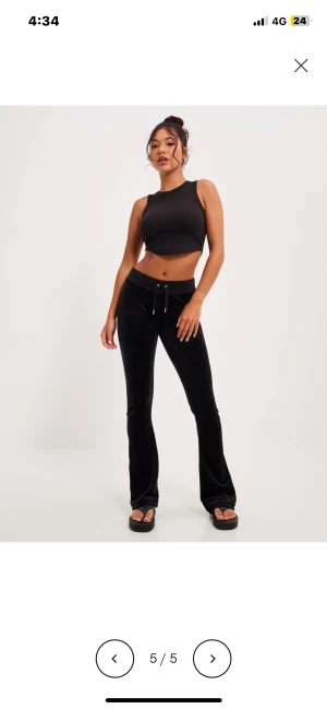 Juicy couture - Säljer mina juice couture byxor strolekXS De är ungefär 3 månader gamla, har inte använt de mycket alls. köpte för 1000 kr och säljer för 450 + frakt (det e inga fickor där bak) skriv till mig om du är intresserad