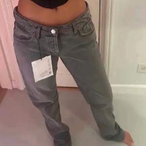 Hej! Säljer dessa populära gråa lågmidjade jeans från Zara. Priset går att diskutera❤️