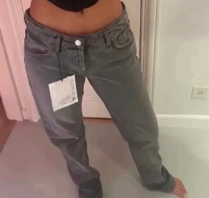 Lågmidjade zara jeans - Hej! Säljer dessa populära gråa lågmidjade jeans från Zara. Priset går att diskutera❤️