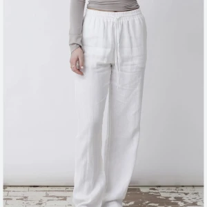 Linnebyxor - Säljer mina vita linnebyxor ifrån GinaTricot då dom är förstora och därför inte kommer till någon användning. Endast använda fåtal gånger så i nyskick. Kan även tänka mig att byta till ett par i storlek 40