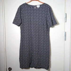 Småblommig klänning  - Svart klänning med småblommigt mönster. Storlek M, lite figurnära modell🌱