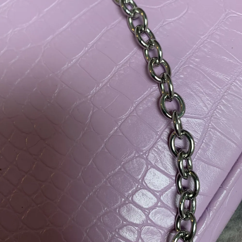Mini handbag with cute chain accessorie on the outside . Väskor.
