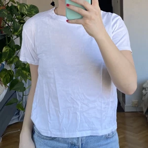 Vit basic tshirt  - Vit basic tshirt ifrån weekday, i bra skick