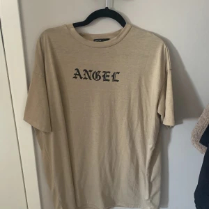 Oversized t-shirt - En beige oversized t-shirt från shein storlek 36 sitter som 40 