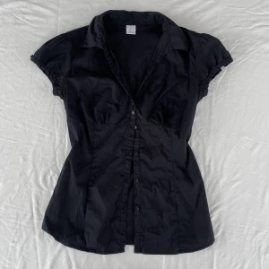 Kortärmad skjorta / topp  - Såå snygg kortärmad skjorta/topp. Aldrig använd, har bara klippt av lapparna. Size 36 men passar enligt mig S/M. Älskar men behöver pengar. Köps via Swish eller köp nu 💋