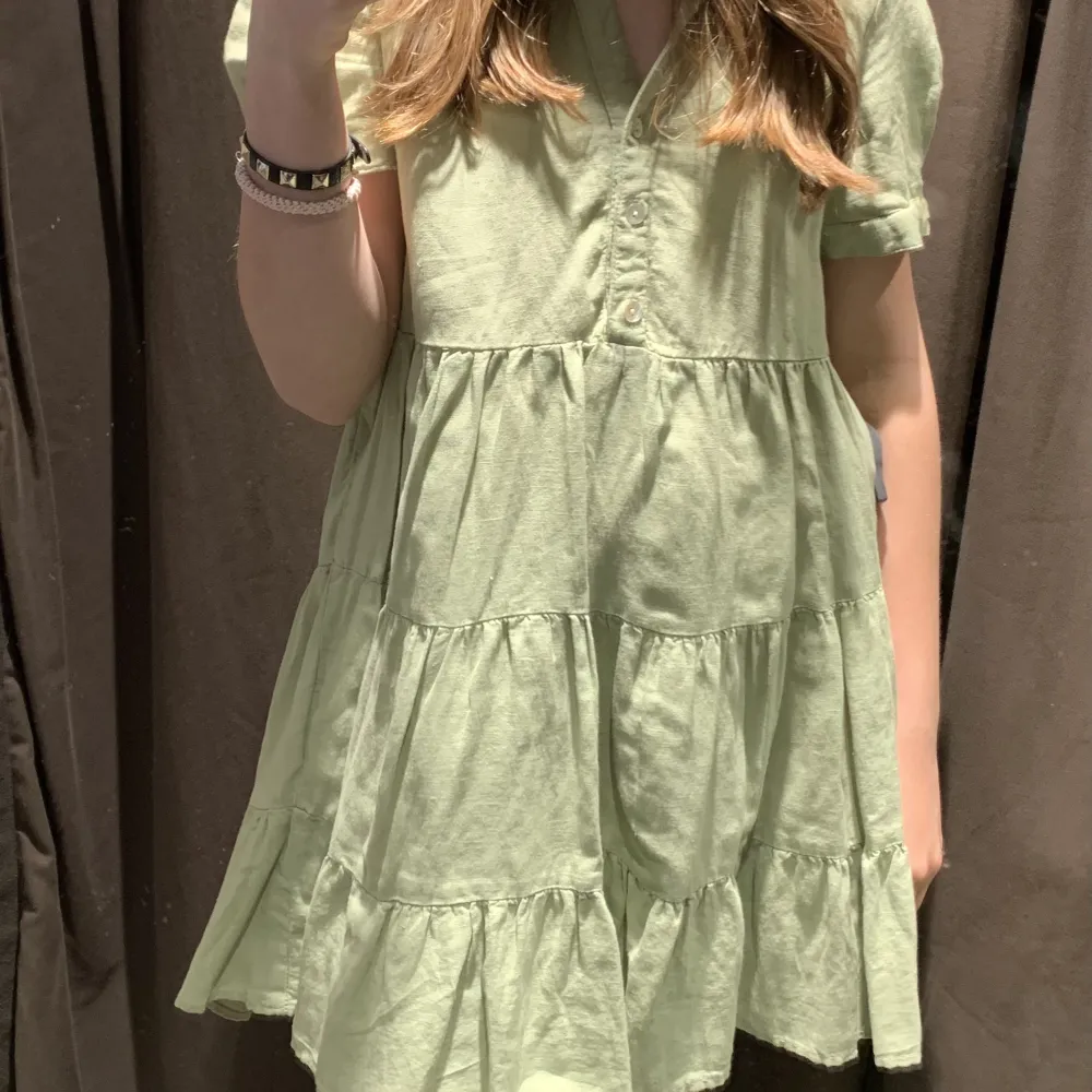 En jättesöt klänning från Zara som jag säljer eftersom att den har blivit för liten för mig💕 Skriv privat för fler bilder😊(är även öppen för byten). Klänningar.