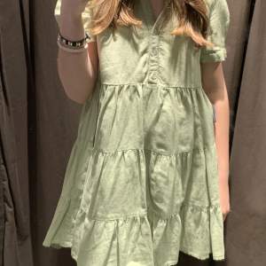 En jättesöt klänning från Zara som jag säljer eftersom att den har blivit för liten för mig💕 Skriv privat för fler bilder😊(är även öppen för byten)