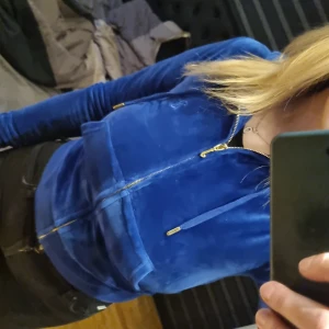 Juicy couture kofta - Mjuk och skön kofta från Juicy Couture i bra skick! Obs, färgen är mörkare än vad som syns på första bilden. Andra bilden är mer korrekt och även något mörkare än så. Kan skicka fler bilder vid intresse ❣ Strl XS. Köparen står för frakt.