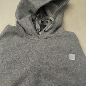 Acne huvtröja storlek L - En acne huvtröja i bra skick, sparsamt använd.