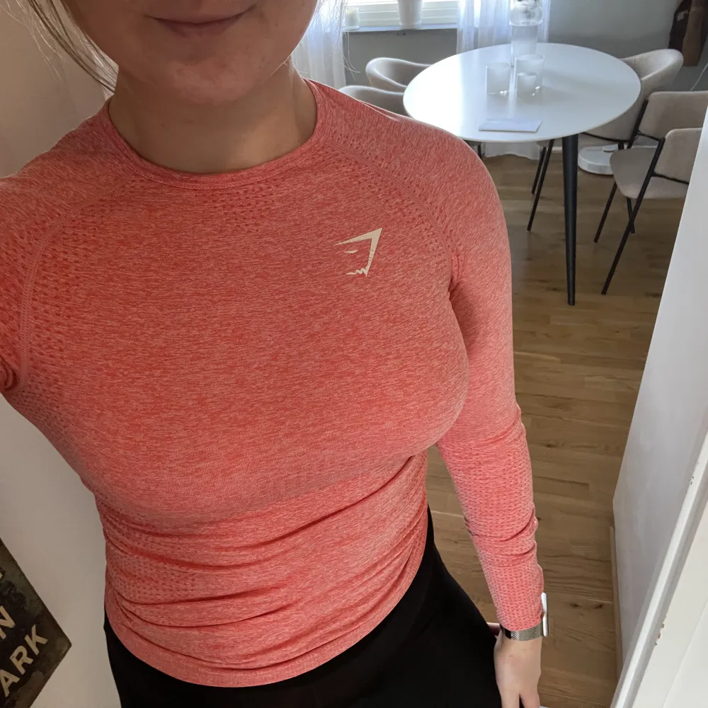 Säljer en jättefin långärmad träningströja från Gymshark. Jättefin rosa färg men har tyvärr blivit lite för tajt för mig. Märket är lite lätt slitet men endast något man ser om man kollar nära.  I Stl Small.. Toppar.