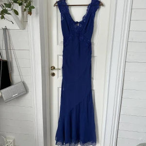 Blå maxiklänning - Denna superfina maxiklänningen med spetsdetaljer säljer jag nu för 500kr! Öppen rygg och perfekt längd för er med lite längre ben🌟Den kommer i sin orginalförpackning oanvänd och säljs för ett toppenpris med inklusive frakt!💓 Orginalpriset är 819kr! 