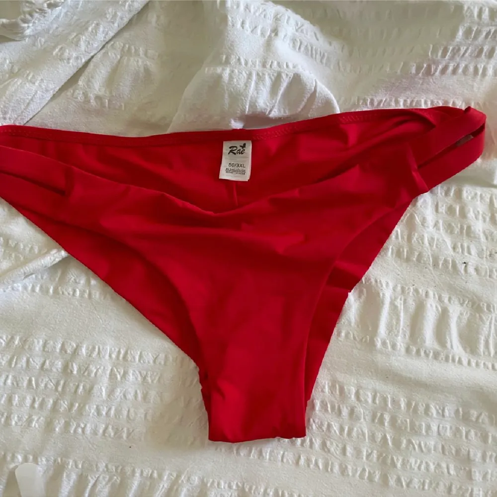 En jätte fin bikini underdel som jag köpte i ett sett men ville bara ha överdelen. Helt ny och oanvänd!!  Jätte snygg! Det står 3xl men den är inte så stor i verkligheten. Den passar L-xl . Kjolar.