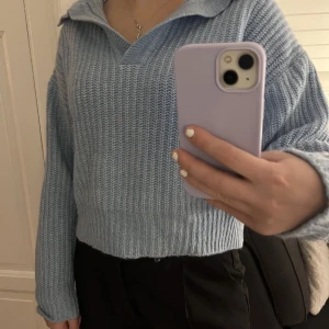 Stickad tröja  - Blå stickad tröja från Gina 