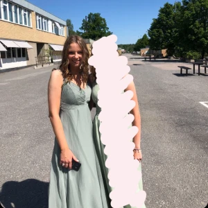 Bal klänning  - Balklänning, använd en gång. Klänningen är ifrån ASOS och är i mycket bra skick men säljs då jag inte kommer ha användning av den mer. Jag är 170 och klänningen räckte ner över mina skor. Nypris är 1209kr, o jag säljer den för 900kr! Pris kan diskuteras 