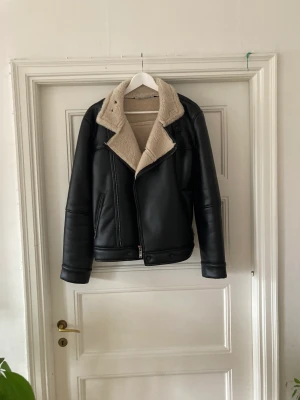 Sherling jacka  - Zara sherling jacka av mockläder. Nyskick då den inte passar mig