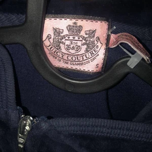 Juicy couture hoodie - JC hoodie i gamla modellen och i färgen marinblå. Tryck på baksida och sitter tight på 