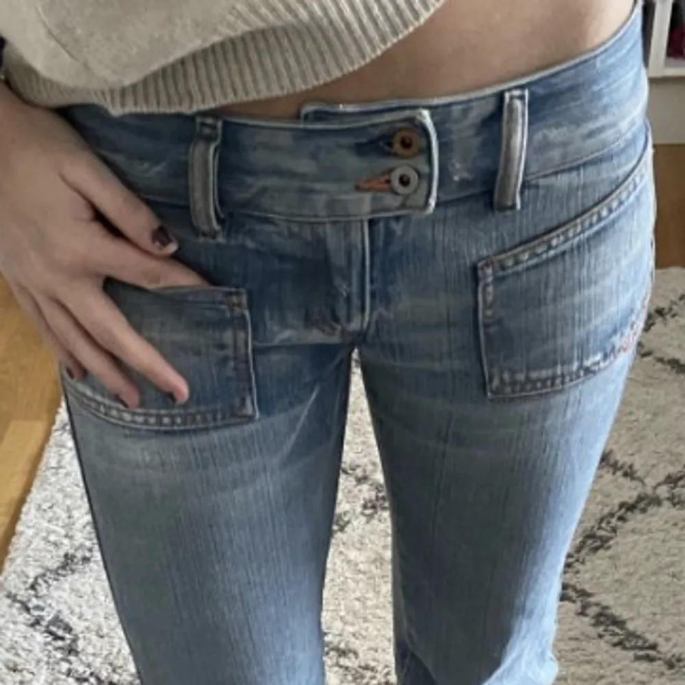 Säljer dessa disel jeans då det var för små för mig. Köptes här på Plick och bilderna är från förra ägaren. Dom är i bra skick och passar mig i längden som är 165. . Jeans & Byxor.