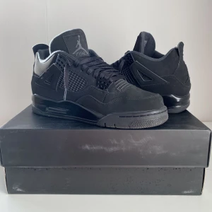 Jordan 4 Black Cats - Jordan 4 Black Cats. cond 9/10. Har inte använt dessa så mycket eftersom storleken är för liten för mig. Skorna är använda ungeför 10 gånger men tvättas och rengörs innan frakt. Skriv för fler bilder.