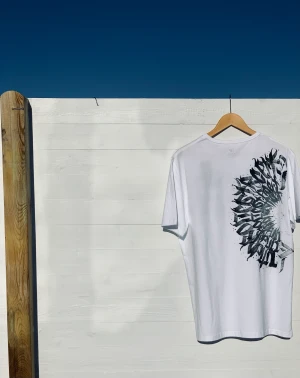 Hand-painted T shirt - Hand-painted calligraffiti T shirt. The shirt itself is brand new with the tag on, the paint is fabric paint, which is whashable at 40 degrees. The size is large, but it’s more like an oversized medium.