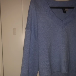 Stickad tröja - Säljer denna superfina blåa skickade tröjan! Den ser väldigt noppig ut längst ner i kanterna då den inte är det (kan skicka fler bilder). Kom privat för mer bilder eller frågor❤️