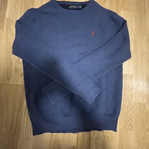  Ralph luaren sweatshirt - Säljer nu min Ralph luaren sweatshirt eftersom att den har blivit för liten, cond 9/10 (nypris 1795kr mitt pris 450kr) hör av dig vid minsta lilla fråga (pris kan diskuteras)