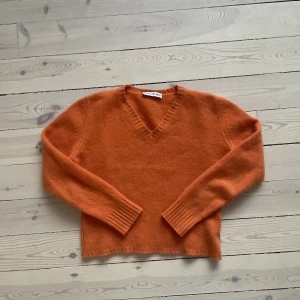 Kashmirtröja orange - Jättefin orange kashmir-tröja, stl S. Passar snarare en XS. Fint begagnat skick.