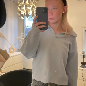Blå tröja - Säljer dena jätte fina blå stickade tröjan för att jag inte använder den mer. Den kommer från Gina tricot. Om du är intresserade av tröjan så skriv till mig så kommer vi överstens om ett pris.