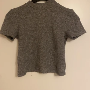 Zara topp - Stickad polo topp från Zara. En gammal modell men den är använd ett fåtal gånger. Skön och tjock i materialet