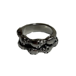 Ring - Super söt ring med dödskallar runt💞