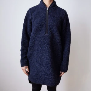 HOPE Lång varm tröja med fickor - Lång mörkblå tröja med dragkedja och fickor från HOPE. Sparsamt använd och i gott skick. Ull-/polyesterblandning.