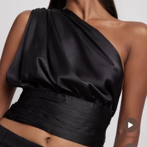 Fest topp - Säljer denna supersnygga fest topp som endast är provad. Aldrig använd förutom det. Säljs då den inte kommer till användning. 