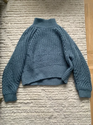 H&M Stickad Polotröja - Stickad polotröja från H&M, något croppad modell, aldrig använt