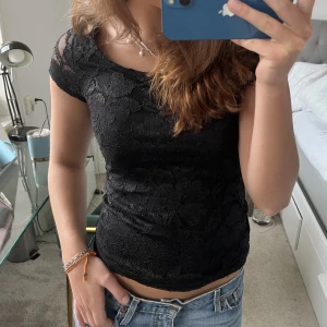 Spets topp! - Snygg topp i spets som är perfekt att ha till fest! Så cool i ryggen😍