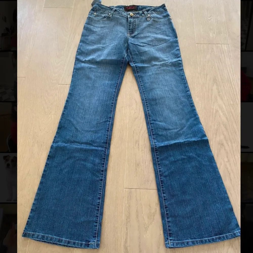 Super snygga lågmidjade bootcut jeans,jätte fin wash. Aldrig använda! midja ca 38-39 cm , höfterna 46 cm, innerbenslängd ca 85-90. Skriv för fler bilder eller frågor! . Jeans & Byxor.