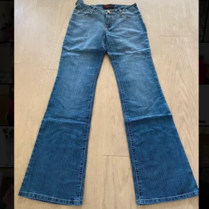 Lågmidjade bootcut jeans - Super snygga lågmidjade bootcut jeans,jätte fin wash. Aldrig använda! midja ca 38-39 cm , höfterna 46 cm, innerbenslängd ca 85-90. Skriv för fler bilder eller frågor! 