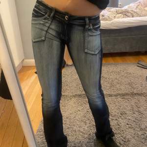 Säljer mina så snygga jeans i bootcut modell som inte går att köpa längre, helt nyskick!🫶🏼 
