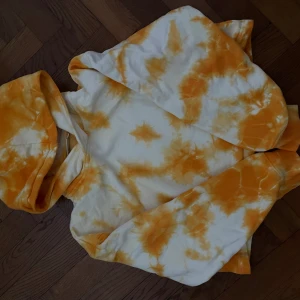 Weekday Hoodie  - Jätte fin hoodie från weekday storlek sx i oversize modell, ”magtröja”. Gott skick🧡