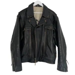 Vintage läder jacka  - Sjukt fin läder jacka med mycket unika detaljer och jäkligt snygg passform. Perfekta vintage skick. Stl 56/L 