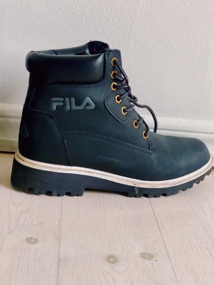 Kängor, Fila, storlek 40 - Använda en gång pga lite för små. Inköpspris 600, säljs för 350. 