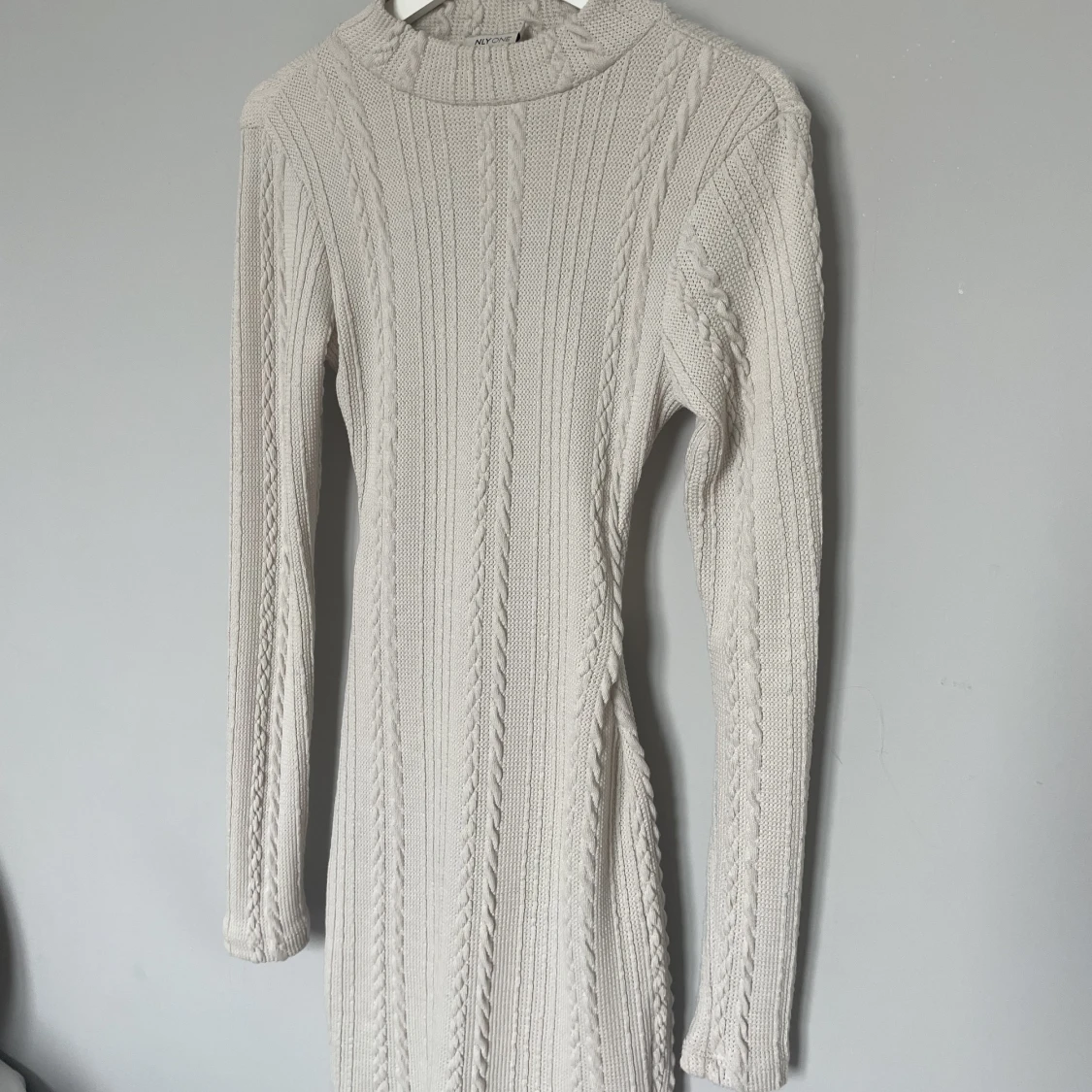 Klänning med öppen rygg - 90