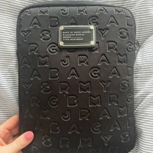 Marc Jacobs fodral - Säljer att fodral för surfplattor så ej dator! Perfekt att ha till skolan med böcker och pennor samt iPad eller liknande. Jättefint skick och fluffig o mjuk inuti. Dragkedjan har blivit lite avskavd (se sista bild). Köpt i New york runt 1000kr. 