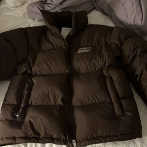 Axel Arigato Jacka - Säljer nu min Axel arigato jacka då jag nästan aldrig använt den. Den är som sagt helt ny och skicket på jackan är som nytt. Den sitter helt perfekt och är väldigt skön att ha på sig.