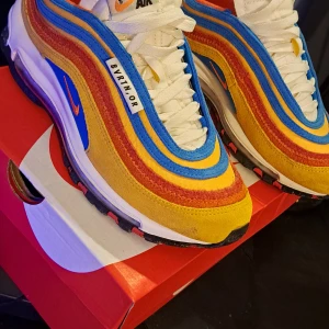 Nike Air Max 97 SE - Använd 2-3 gånger under kortare stund, så gott som nya.  Ny pris 2200kr Mitt pris 800kr Storlek 40.5, unisex.  BVSA!!! 