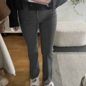 Zara kostymbyxor  - Snygga kostymbyxor från zara i strl S. Helt nya!