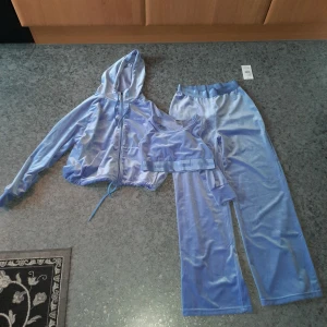 Stronger träningsset stl M. - Oanvänt träningsset stl M. Byxa, topp, hoodie i ett paket. Lila/blå i färgen.