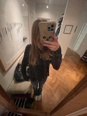 Skit cool tröja - En super cool tröja ifrån & Other Stories i storlek XS🥰 (köparen står för frakt)🥰🥰