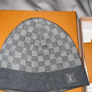 Lv mössa och Väska  - Lv Petit Damier grå gamla modellen  3000kr  Lv Vintage Mini Danube 6000kr  Skicka pm vid intresse. kan skicka fler bilder isåfall  