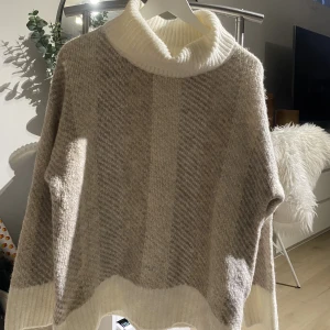 Stickad - Stickad tröja från Lindex. Tröjan är xs/s men passar M😘