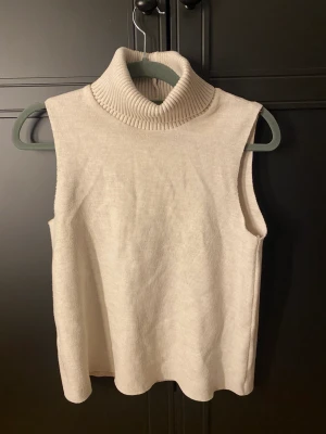 Zara topp - Säljer denna jätte fina Zara toppen då jag inte passade i turtleneck. Skriv för mer bilder och använd gärna köp nu!