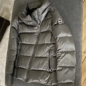 Colmar jacka ⭐️ - Finns kvar! Super fin colmar jacka som man knäpper snett. Perfekt till våren👌🏽👌🏽köpt här på plick för 1250kr💕